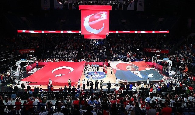 Anadolu Efes Cumhuriyetimizin 100 Yilini Taraftarlariyla Kutladi 5997.jpg