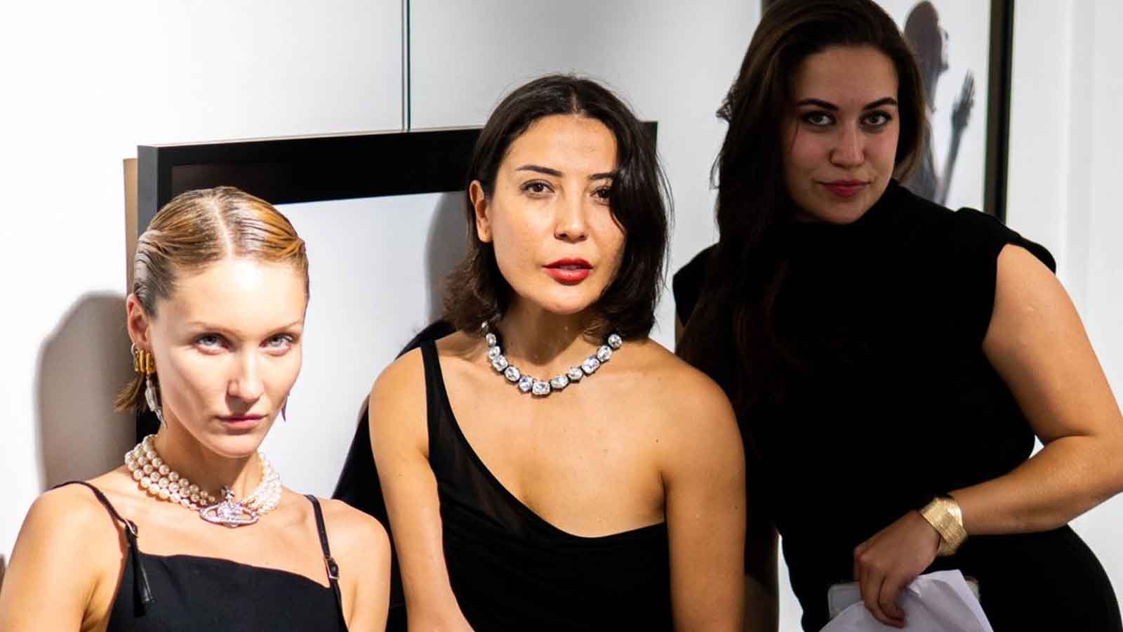 Emine Özkarslıoğlu'nun Küratörlüğündeki Sıla Sarı'nın İlk Sergisi Moda Ve Sanatı Bir Araya Getiriyor (1)